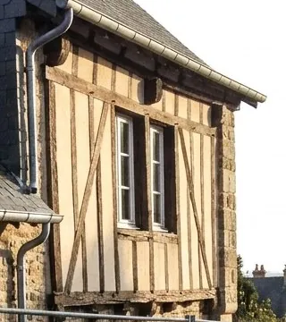 Façade à pans de bois et toit d'ardoise d'une maison ancienne à Vannes