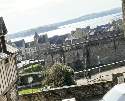 Remparts de Vannes et golfe du Morbihan vus depuis un toit en chantier